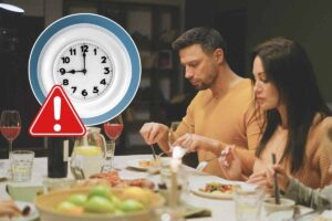 persone a tavola, orologio e segnale